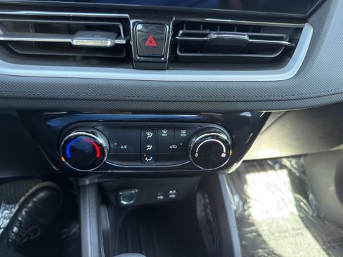 Used 2024 Chevrolet TrailBlazer LT FWD image 33