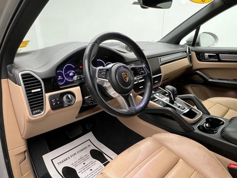 Used 2023 Porsche Cayenne Platinum Edition image 4