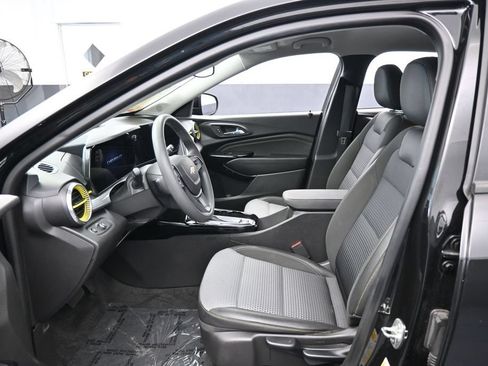 Used 2025 Chevrolet Trax LT FWD image 10