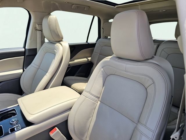 Used 2022 Lincoln Aviator Grand Touring w/ Elements Package Plus AWD/4WD image 17
