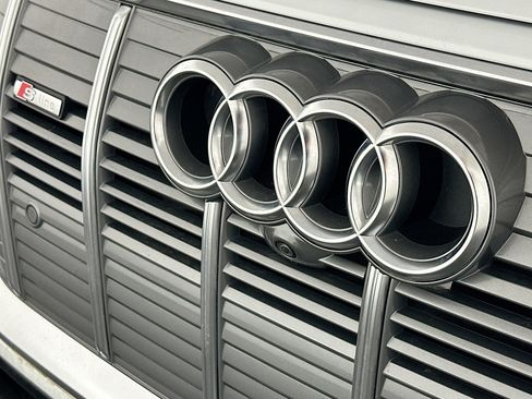 Used 2022 Audi e-tron Premium Plus w/ Premium Plus Package AWD/4WD image 36