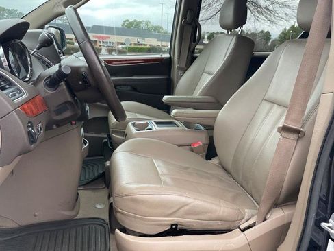 Used 2014 Chrysler Town & Country Touring FWD image 11