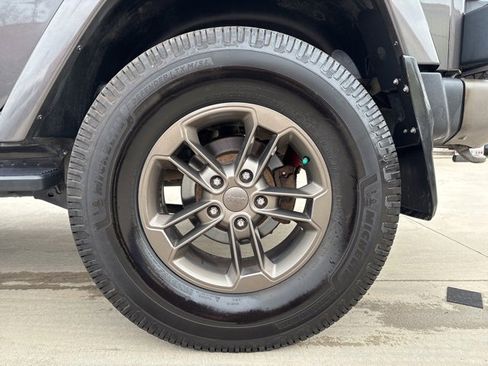 Used 2017 Jeep Wrangler Unlimited Sahara image 9