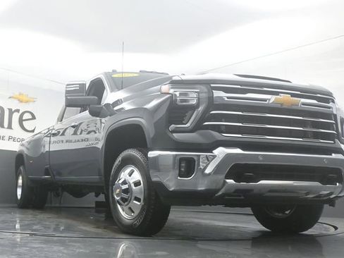 Used 2025 Chevrolet Silverado 3500 LTZ w/ LTZ Plus Package image 3