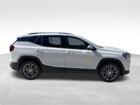 Used 2022 GMC Terrain SLT w/ Infotainment Package II AWD/4WD image 3