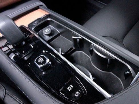 Certified 2025 Volvo XC90 T8 Plus w/ Protection Package Premier image 40