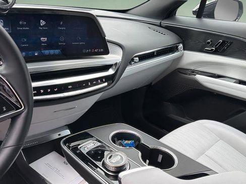 Certified 2025 Cadillac Lyriq Luxury image 33