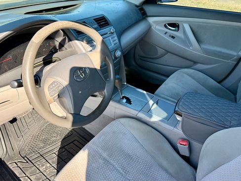 Used 2011 Toyota Camry LE image 9