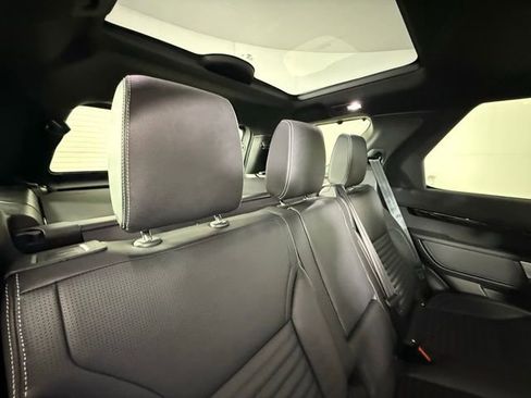 Used 2025 Land Rover Discovery S image 27