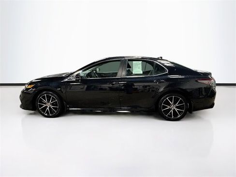 Used 2023 Toyota Camry SE image 4