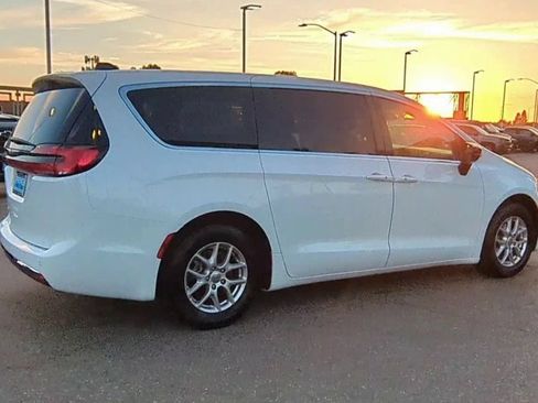 Used 2024 Chrysler Pacifica Touring-L FWD image 8