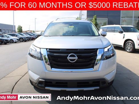 New 2025 Nissan Pathfinder SL image 2