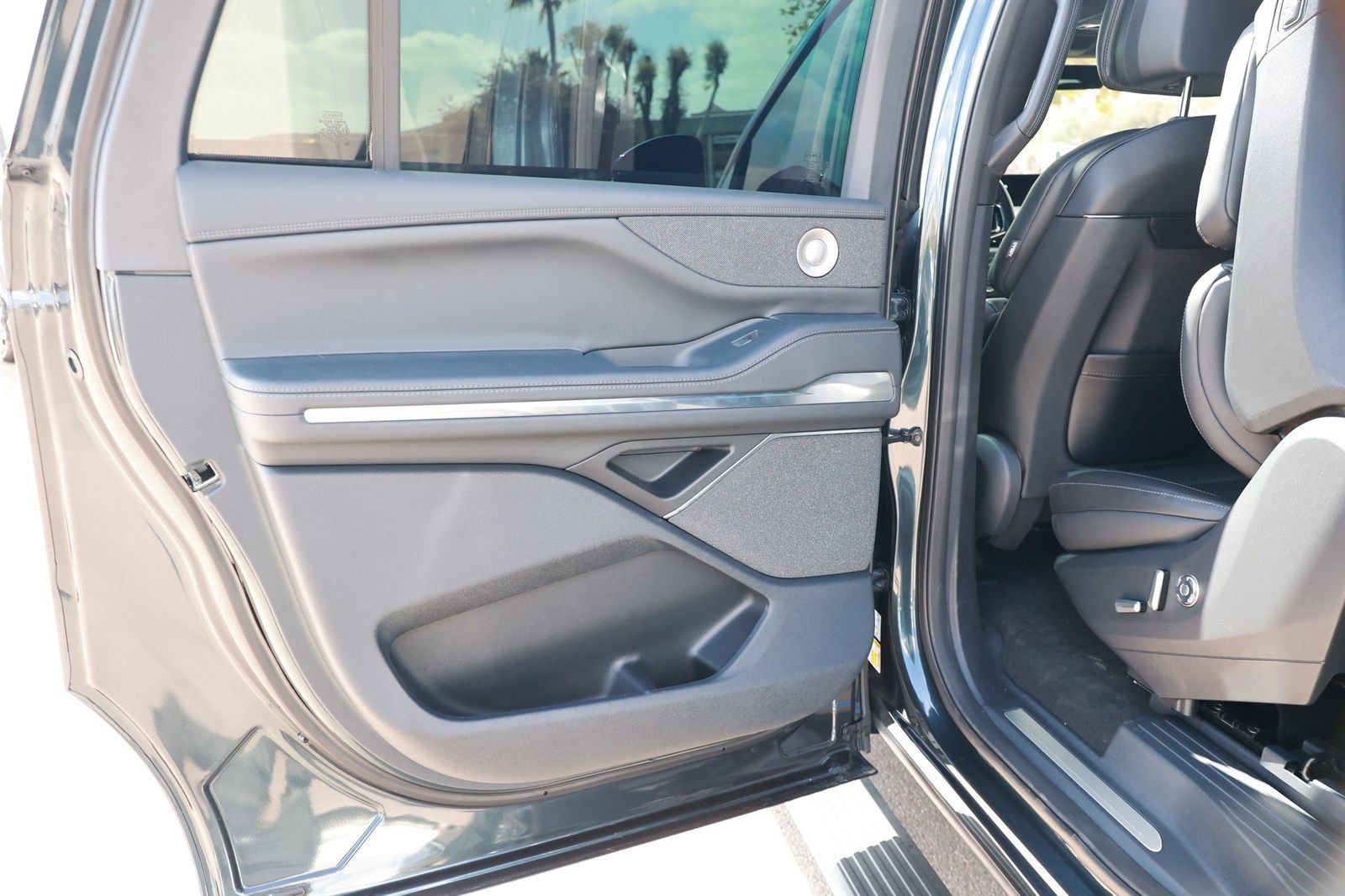 Used 2025 Lincoln Navigator L Reserve w/ Jet Appearance Package AWD/4WD image 44