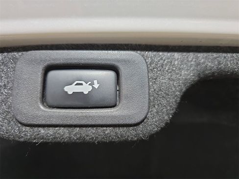 Used 2016 Lexus ES 350 w/ Luxury Package w/Wood Trim image 16