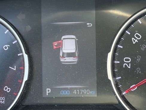 Used 2020 Toyota RAV4 XLE w/ Convenience Package FWD image 13