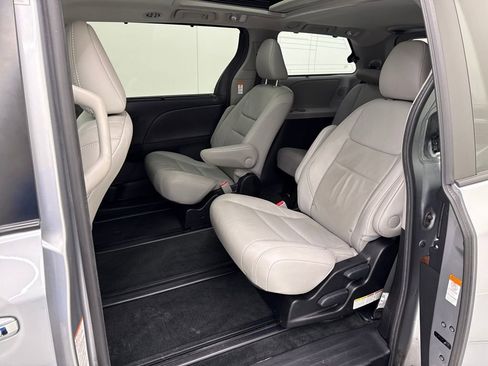 Used 2017 Toyota Sienna AWD image 25