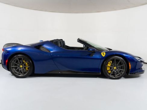Used 2022 Ferrari SF90 Spider image 28