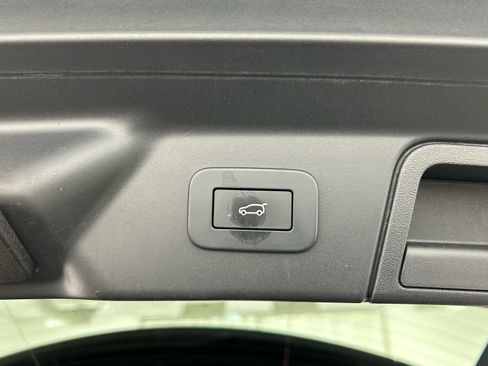 Used 2023 Land Rover Range Rover Velar R-Dynamic S image 38