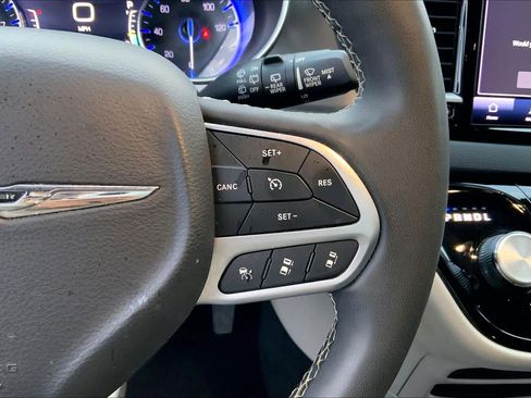 Used 2023 Chrysler Pacifica Touring-L image 23
