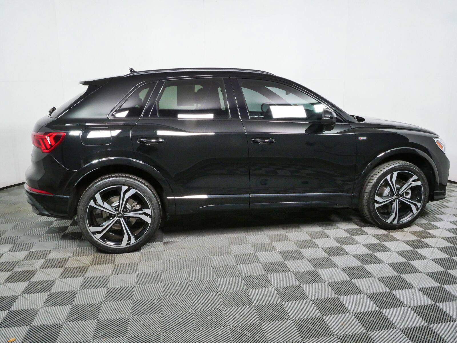 Used 2024 Audi Q3 2.0T Premium Plus AWD/4WD image 2