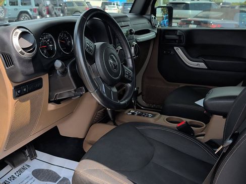 Used 2017 Jeep Wrangler Unlimited Rubicon w/ Connectivity Group AWD/4WD image 13