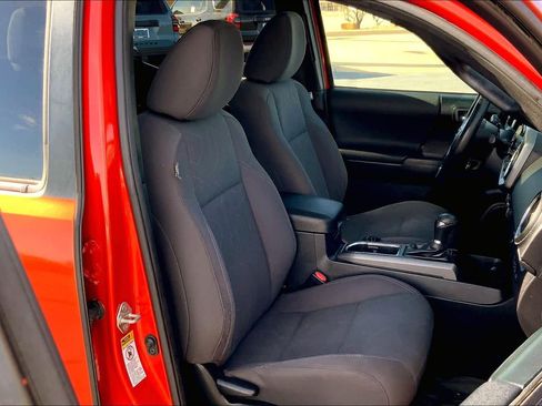 Used 2017 Toyota Tacoma TRD Sport w/ Premium & Technology Package image 9