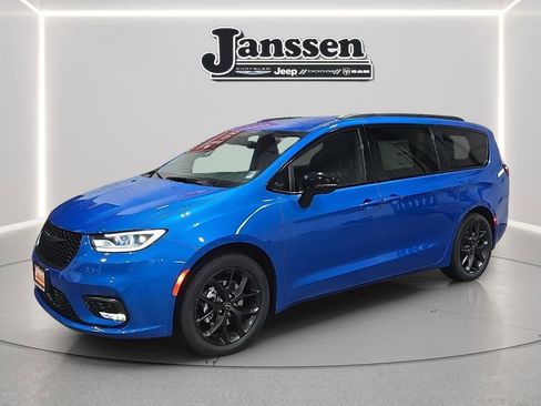 New 2026 Chrysler Pacifica Select w/ S Appearance Package image 1