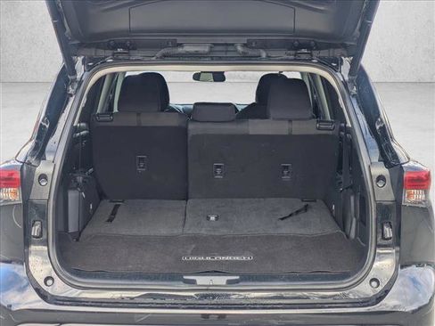 Used 2023 Toyota Highlander XLE image 7