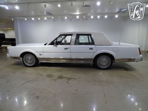 Used 1989 Lincoln Town Car image 7