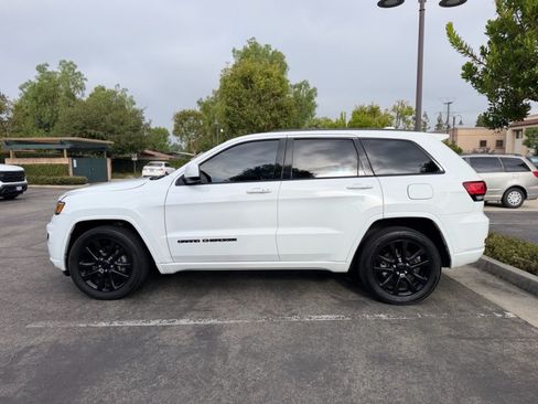 Used 2018 Jeep Grand Cherokee Altitude RWD image 3