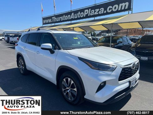 Used 2023 Toyota Highlander XLE FWD image 1