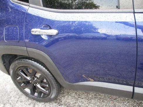 Used 2017 Jeep Renegade Altitude FWD image 19