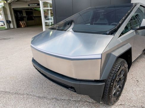 Used 2024 Tesla Cybertruck AWD Crew Cab image 5