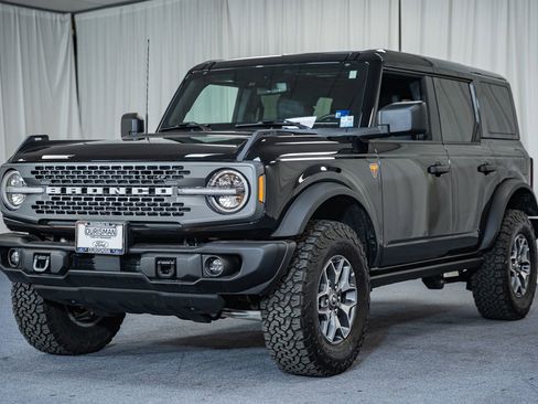 Certified 2025 Ford Bronco Badlands image 3