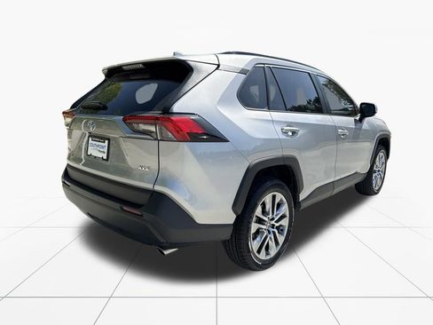 Used 2022 Toyota RAV4 XLE Premium FWD image 9