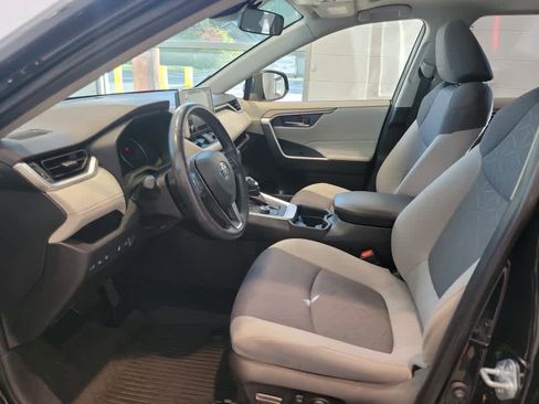 Used 2021 Toyota RAV4 XLE image 11