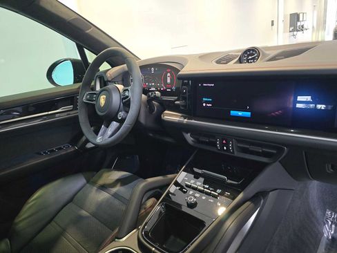 Used 2025 Porsche Cayenne GTS AWD/4WD image 12