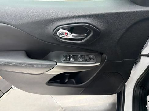 Used 2020 Jeep Cherokee Latitude FWD image 18