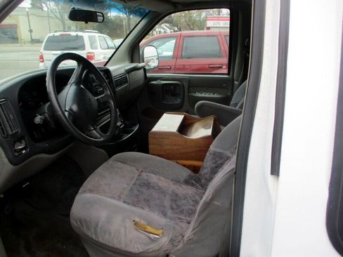 Used 2000 Chevrolet Express 1500 image 11