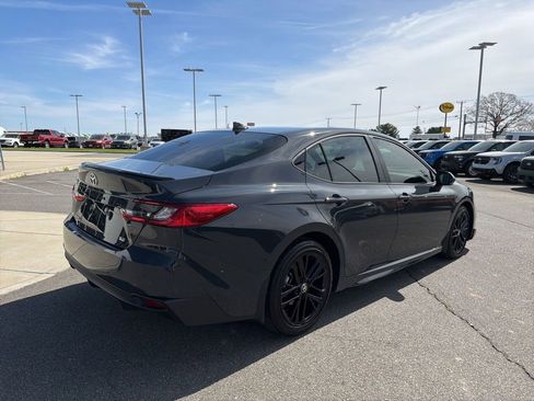 Used 2025 Toyota Camry SE image 3
