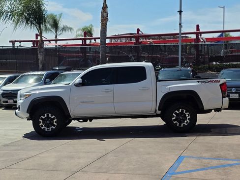 Used 2018 Toyota Tacoma TRD Off-Road w/ Technology Package AWD/4WD image 9