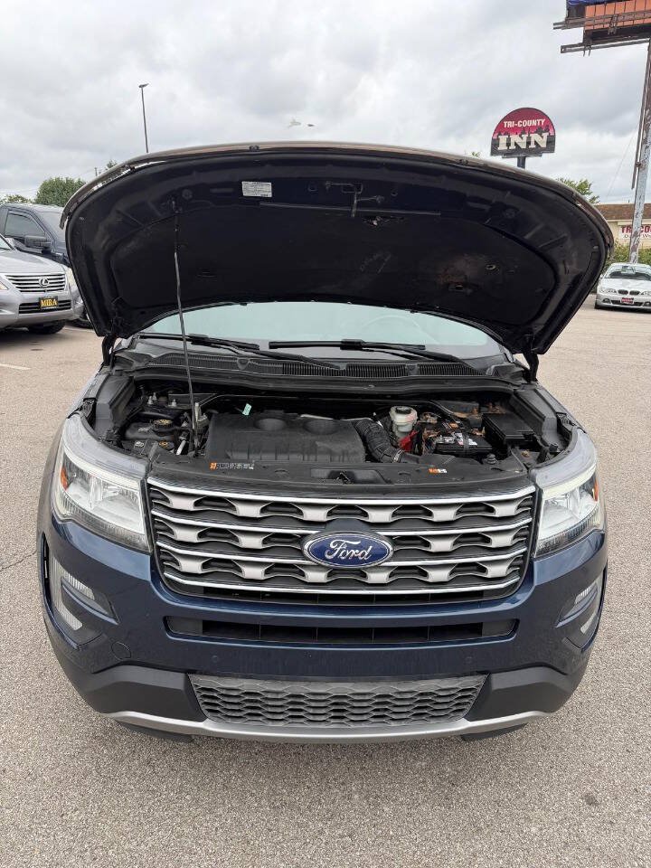 Used 2017 Ford Explorer XLT w/ Equipment Group 202A AWD/4WD image 37