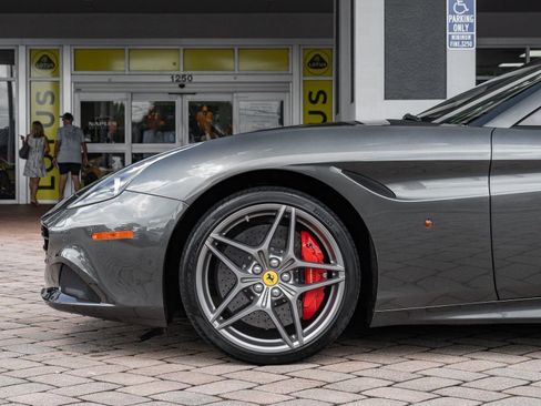 Used 2015 Ferrari California T image 9
