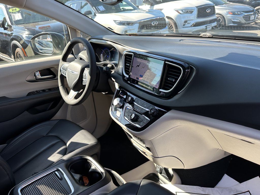 Used 2023 Chrysler Pacifica Touring-L FWD image 15