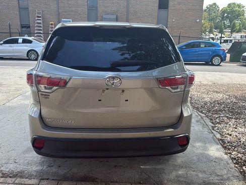 Used 2016 Toyota Highlander LE FWD image 6