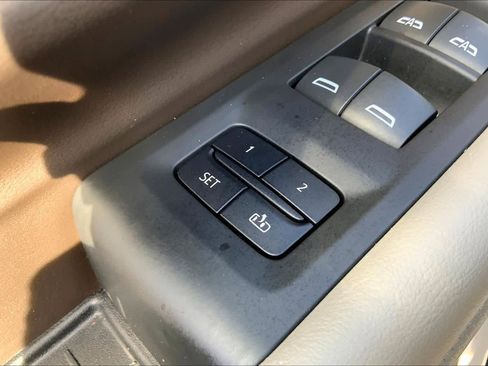 Used 2023 GMC Yukon XL SLT image 31