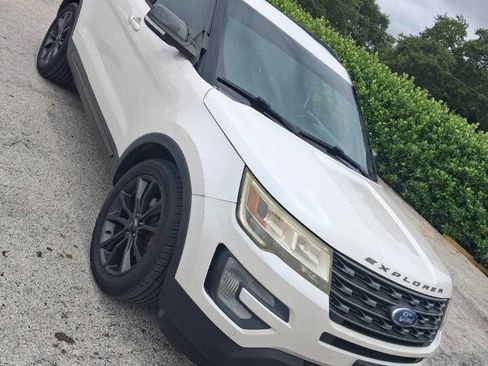 Used 2017 Ford Explorer XLT w/ Equipment Group 202A FWD image 2