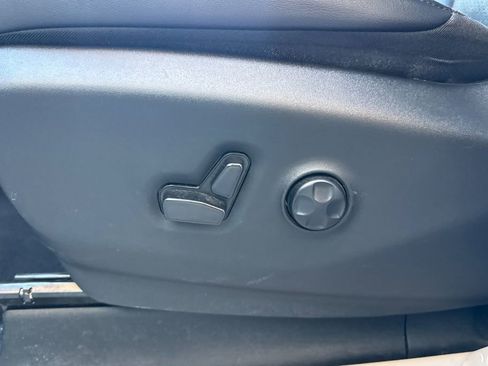 Used 2024 Chrysler Pacifica Touring-L FWD image 19
