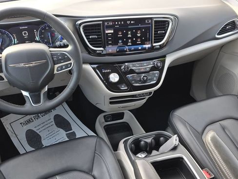 Certified 2024 Chrysler Pacifica Touring-L FWD image 27