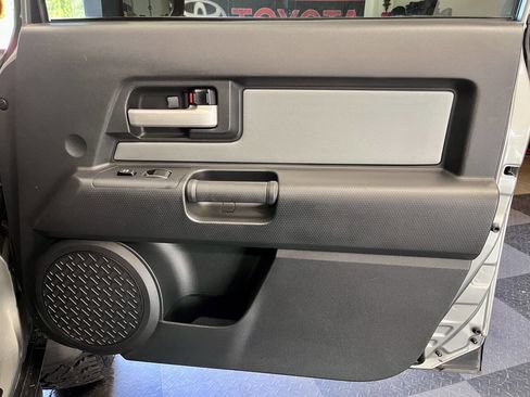 Used 2010 Toyota FJ Cruiser Base 4x4 4dr SUV 5A image 24